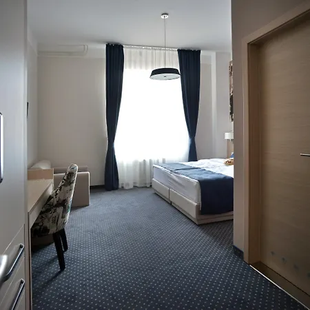 Five Points Square - Center Pensión 4*