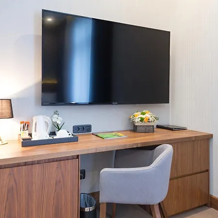 Πανσιόν Five Points Square - Center 4*