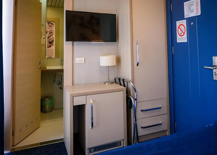 Five Points Square - Center Pensión 4*