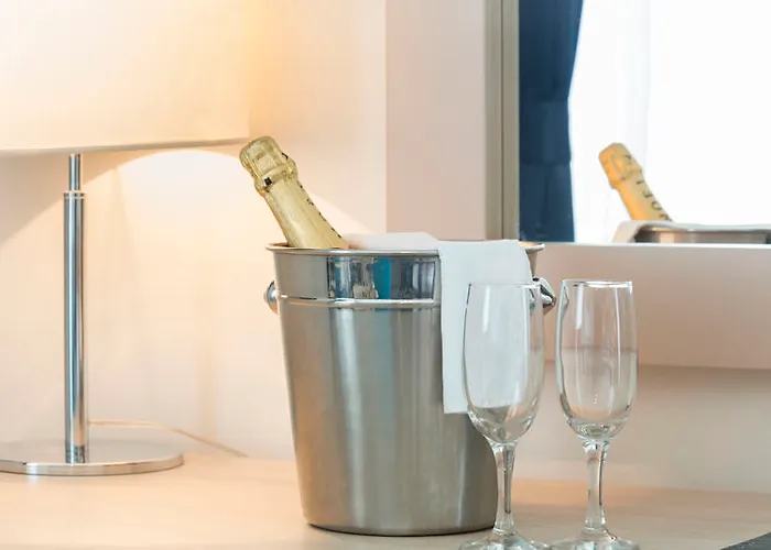 Pensión Five Points Square - Center 4*