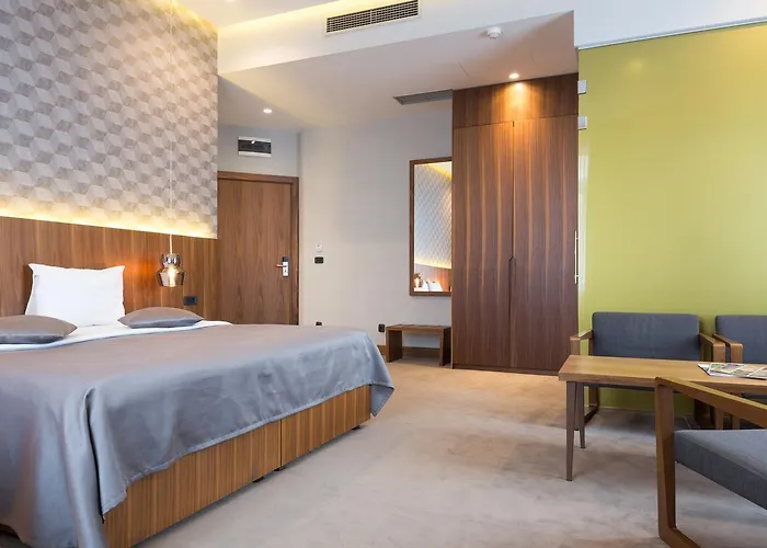 Five Points Square - Center Pensión