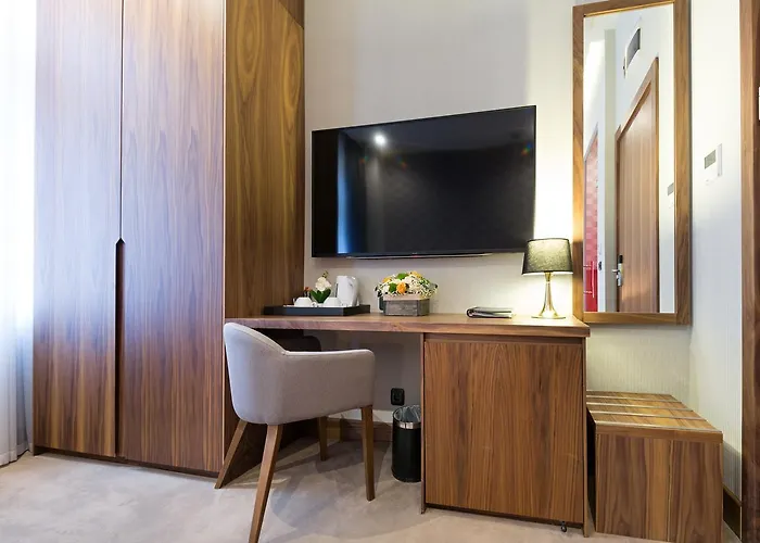 Five Points Square - Center Pensión 4*